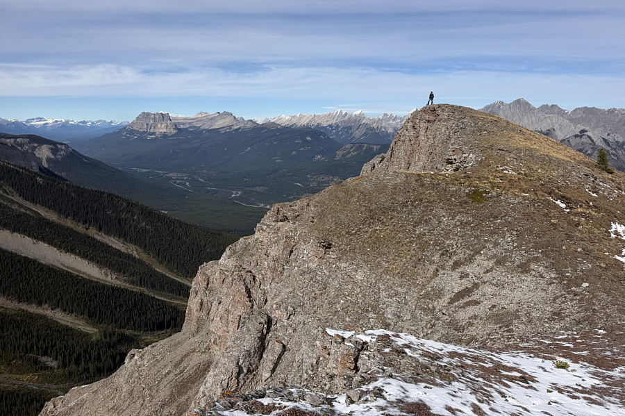 One amazing viewpoint after another along the summit ridge!