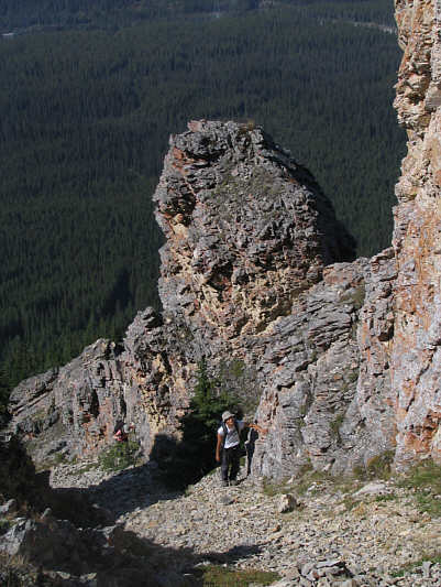 Lotsa loose rocks here. Stick to the edges.