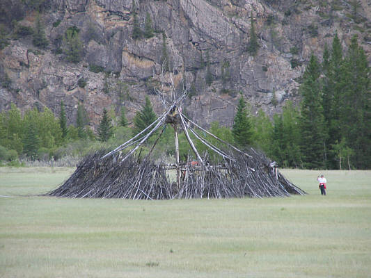 Hmm...looks strangely like a UFO that has landed... 