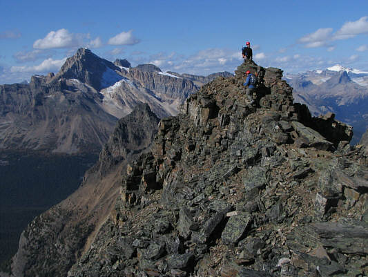 According to Vern's altimeter, this summit is about 30 metres lower than the southeast summit.