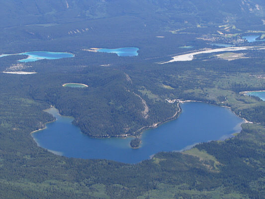 The trail head is somewhere just to the left of the small peninsula jutting out into Pyramid Lake.