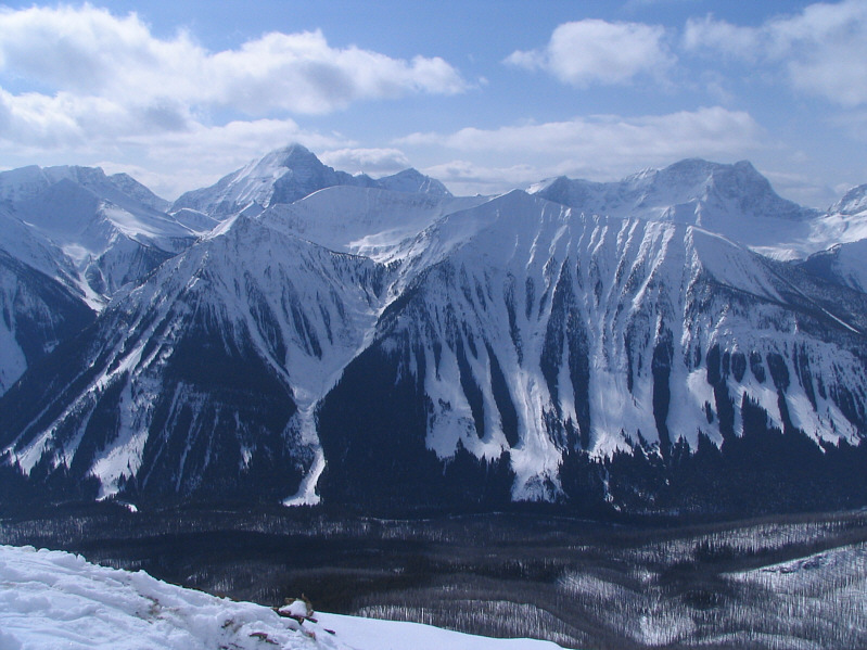 The unnamed ridge in the foreground looks somewhat inviting...