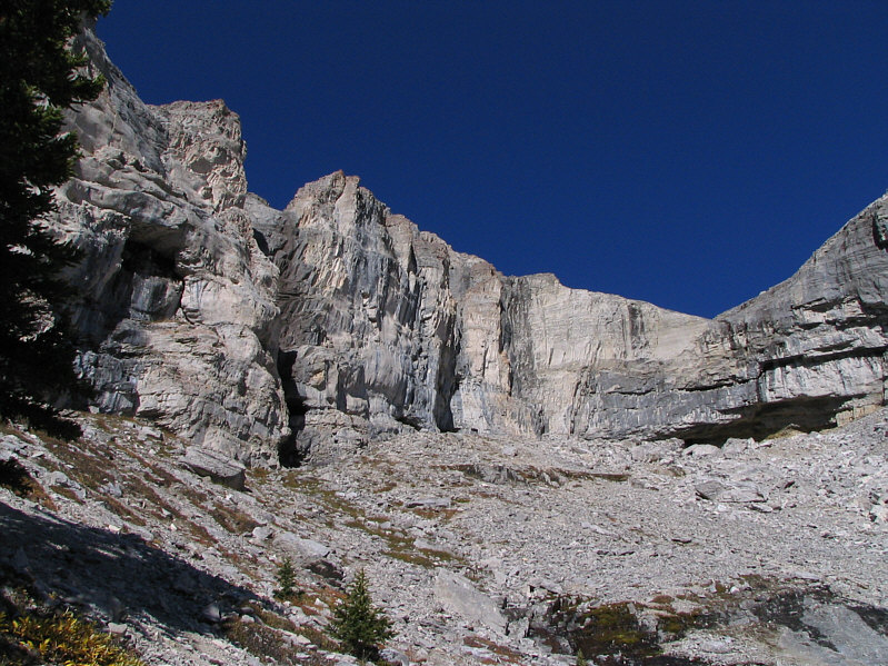 There are also a few shallow caves here.