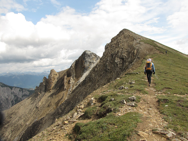 The saddle gets a name with "summit"; and yet, these two GR's remain unnamed? WTF??