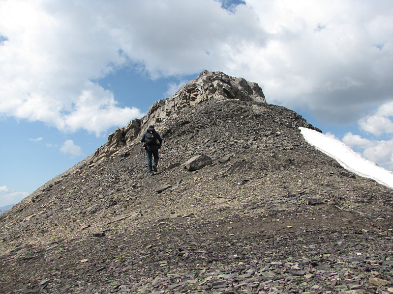 The cliff bands ahead pose no problems.