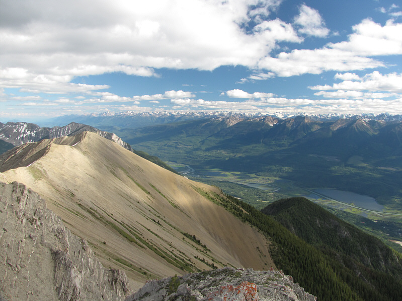 The sandy-coloured ridge at left would likely make a good extension to the trip up Mount Seven.