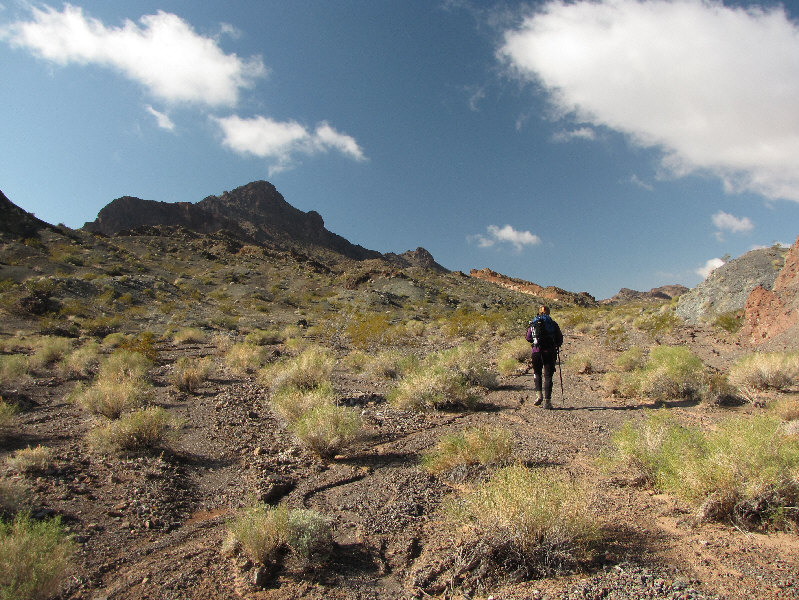 The ascent slope becomes obvious the further west you hike.
