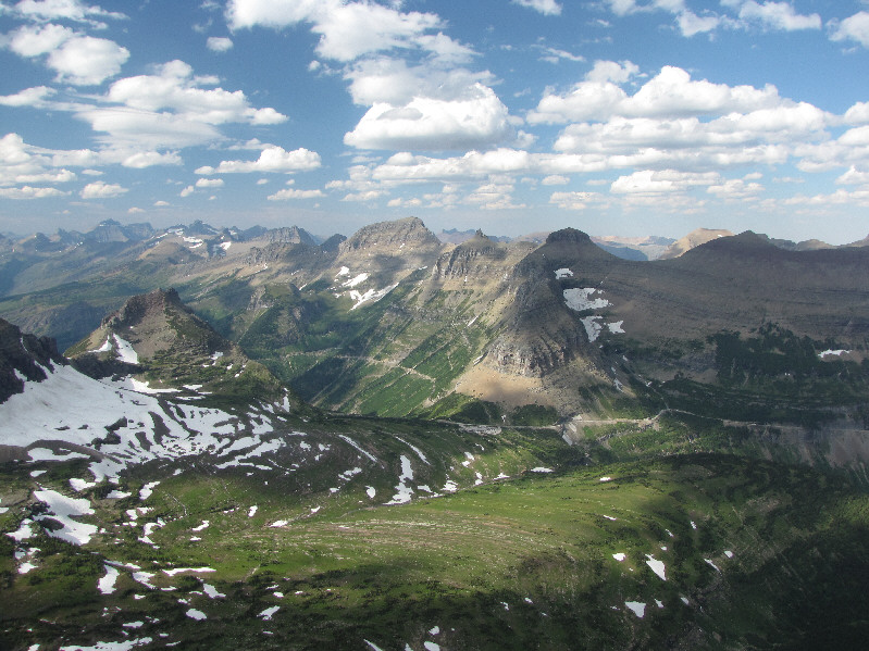 There's a boat-load of peaks I wanna climb in this photo!