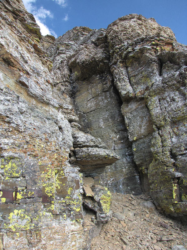 I managed to downclimb the wall on the left on descent.