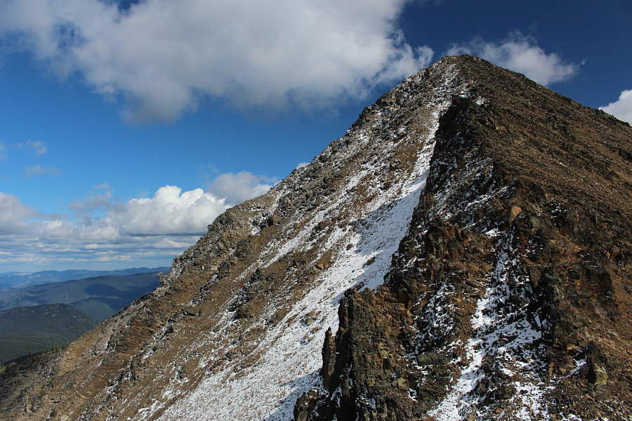 Lotsa loose rocks coming down here--might be unpleasant going back up this...