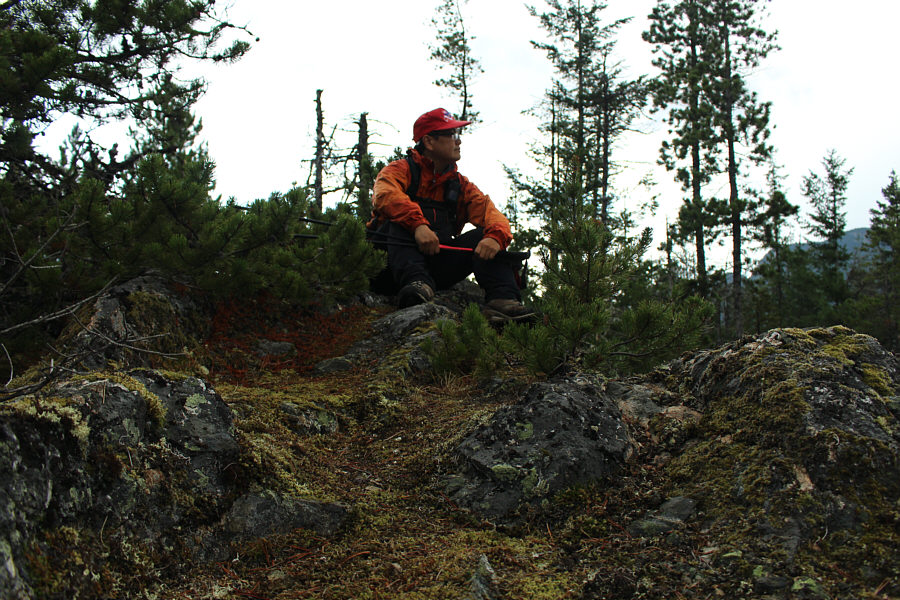 There is a cairn with a geocache a short distance south of the summit.