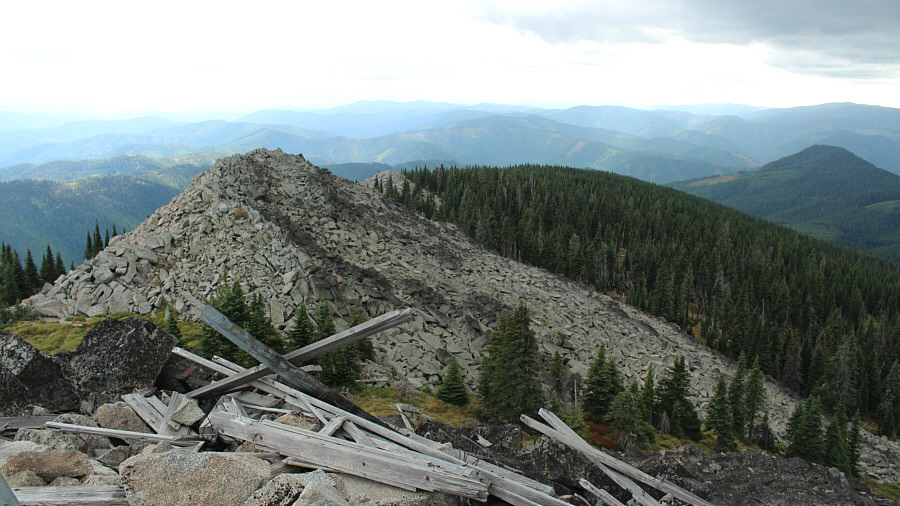 I didn't bother to visit the lower summit...maybe if I come back in my next life...