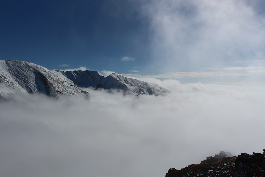 Picklejar Lakes are in that valley to the left.