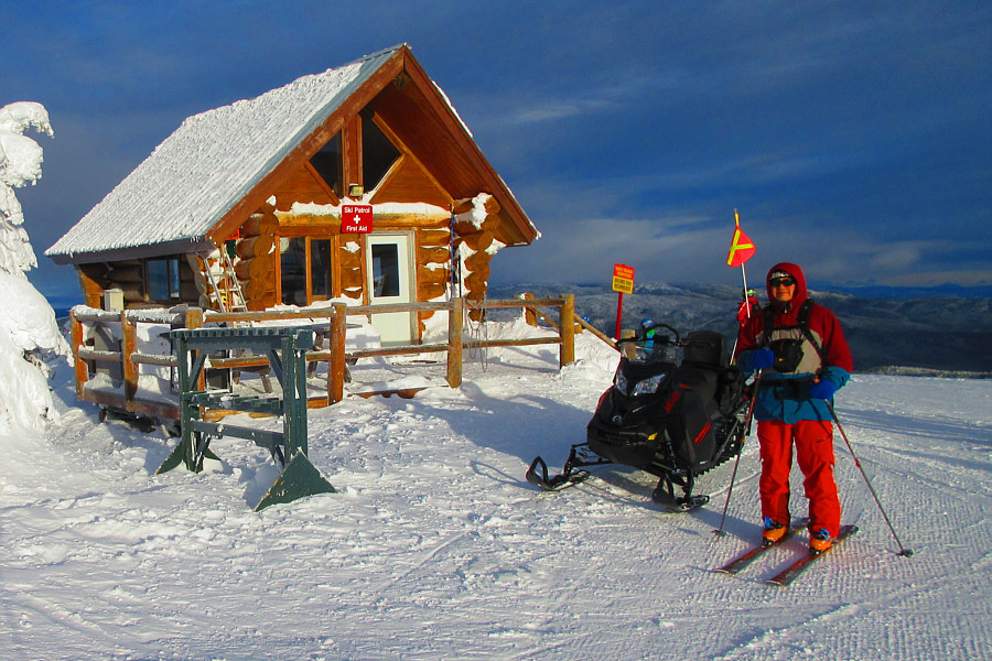Sadly, the caf that used to sell freshly baked cookies and hot drinks here is no longer in business.