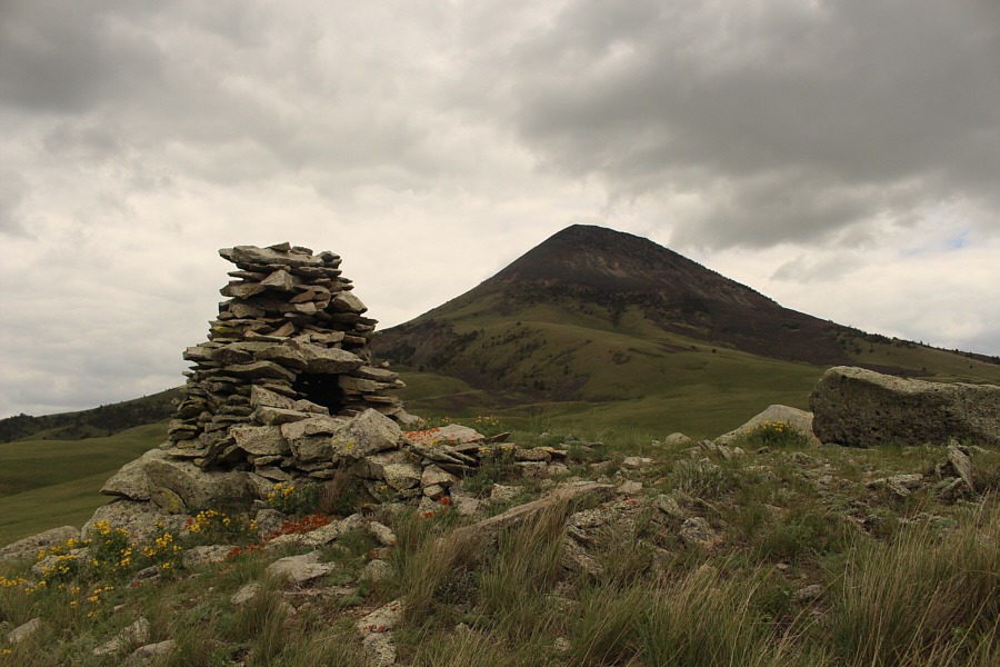 I wonder if this hollow cairn is used for burning stuff...