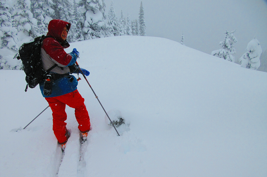 Sonny przestaje podziwiać okoliczne widoki.