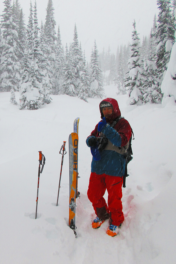 Po usunięciu jego skórki wspinaczka, Sonny jest gotowy do niektórych zjazdowego zabawy.