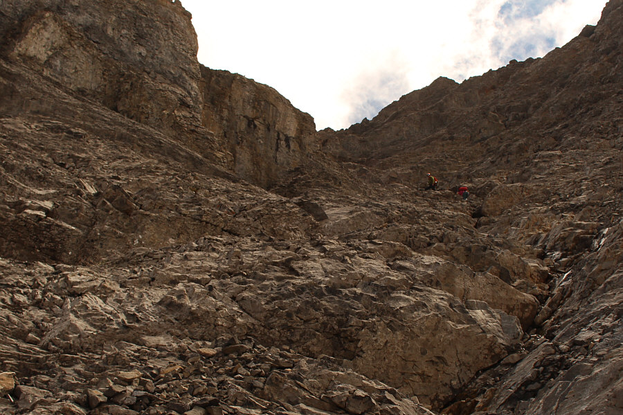 Potential funnel for rockfall, so helmets strongly recommended!