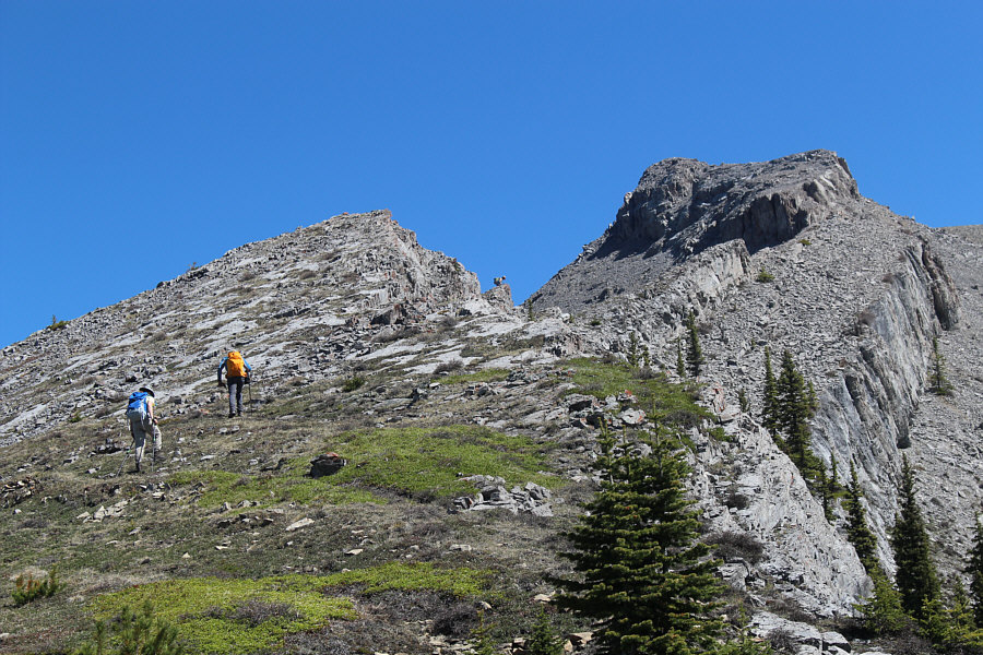 The guy ahead on the ridge was a solo hiker who passed us and also later traversed to the main summit.