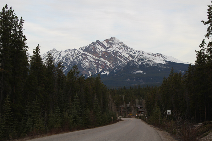 The building in the distance is a restaurant. Unfortunately, it is closed on this day.