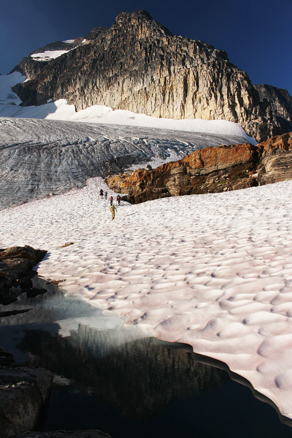 Can you spot the three people on the glacier near the start of the ledge?