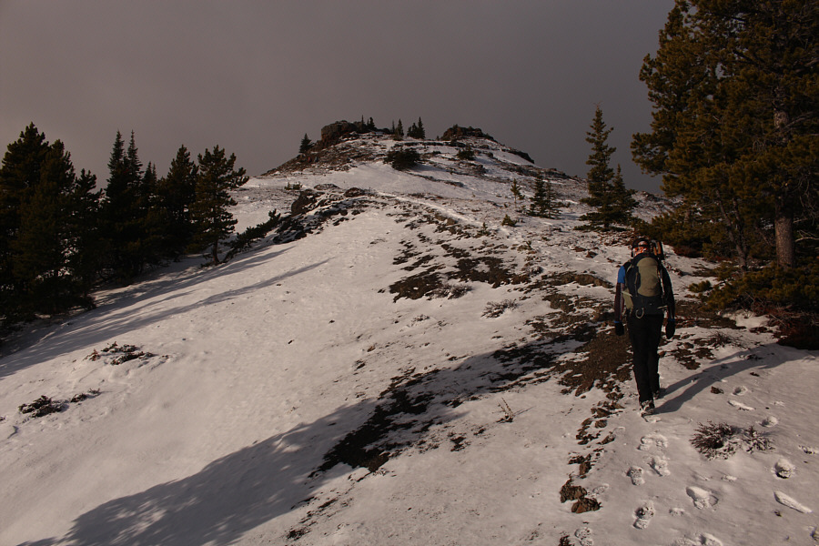 The rest of the group is already somewhere up on the summit rocks.
