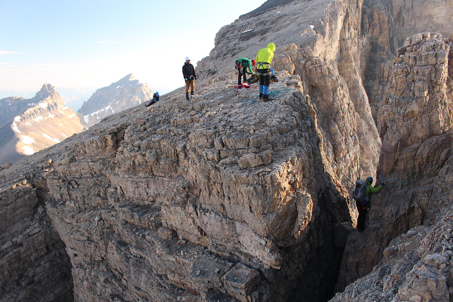 I think it's easier to get down as low as possible before traversing across to the chockstone.