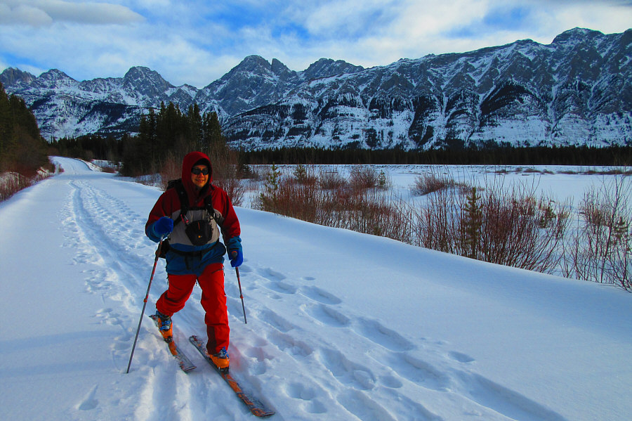 Lotsa snowshoe tracks here but no evidence of any ski tracks...hmmm...