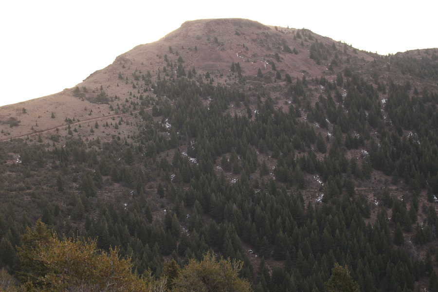 Those looking for a more sporting ascent may consider hiking up the left-hand ridge.