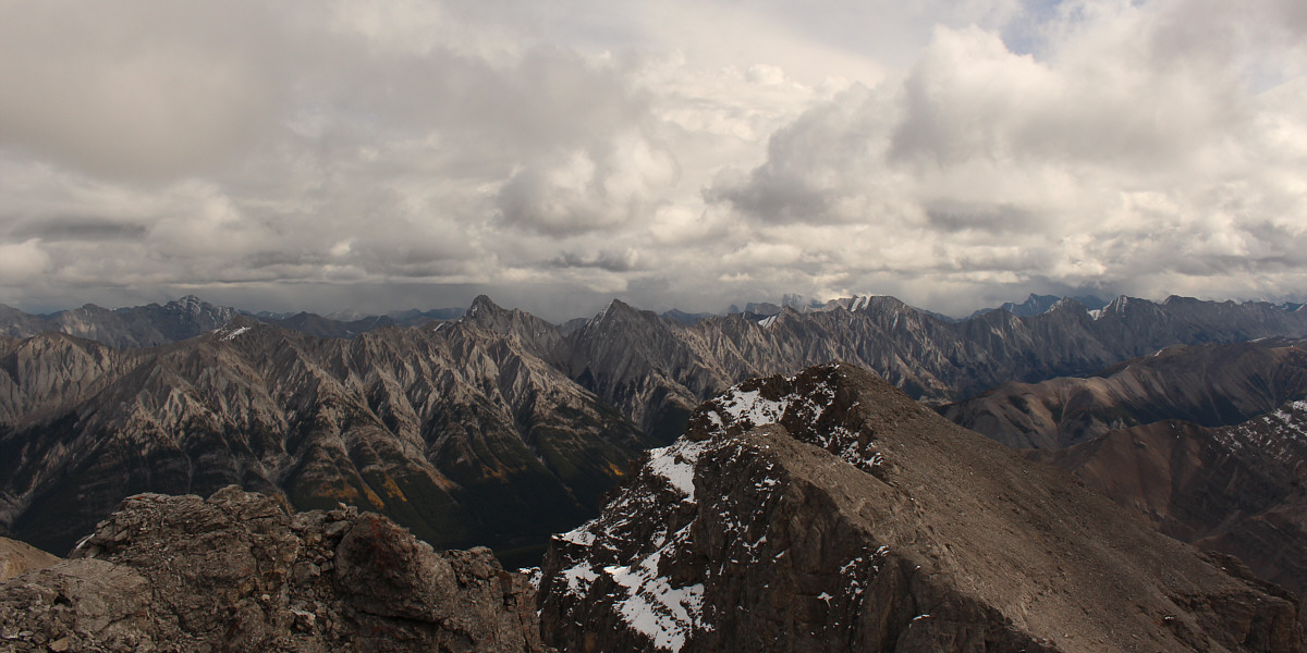 Those two unnamed peaks at centre are just begging to be climbed!