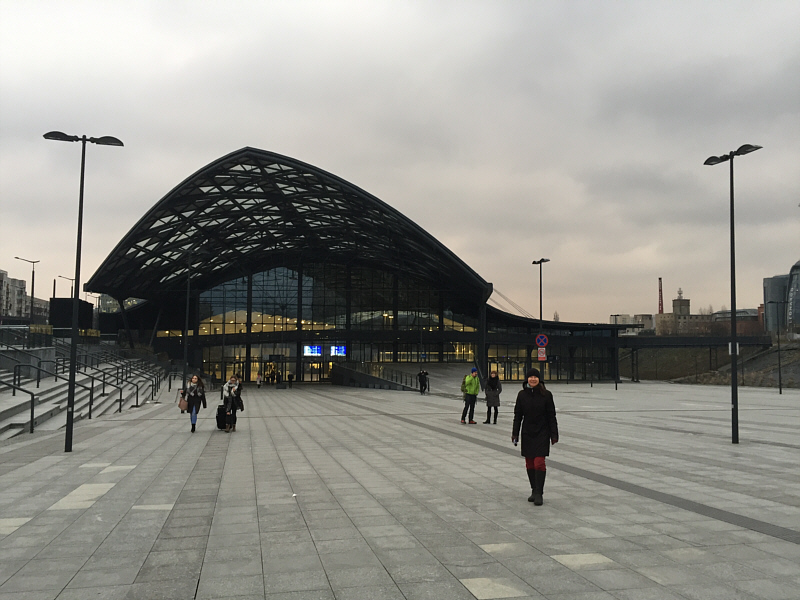 Many locals consider this a white elephant--it's virtually empty.