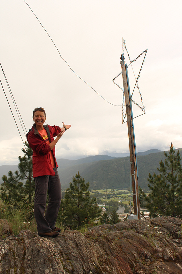 The star is apparently lit at night, but I have yet to find a picture of it on the Internet...