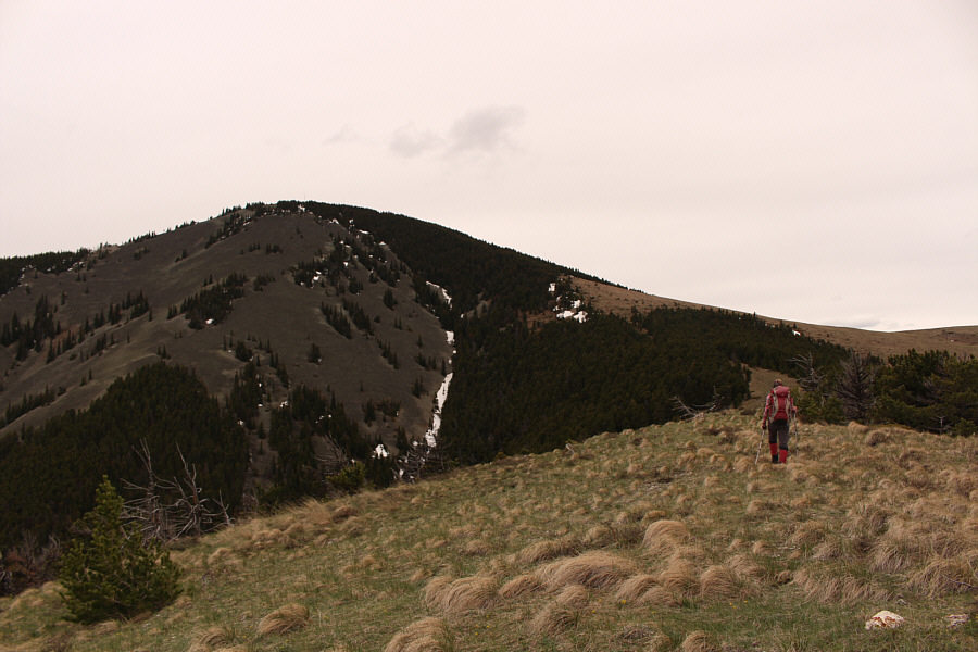 The open rubble slopes at left should be avoided at all cost!