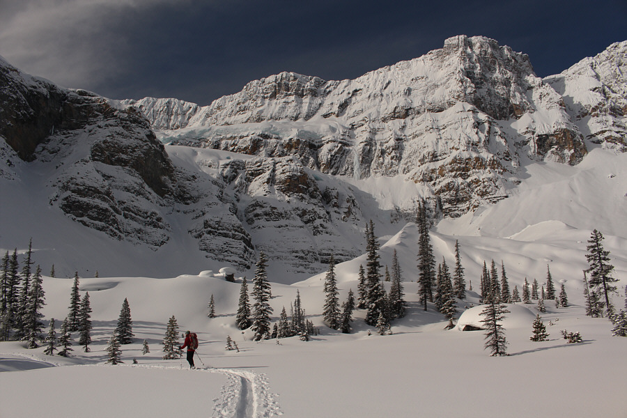 That little knob behind the trees in the right foreground looks very inviting!
