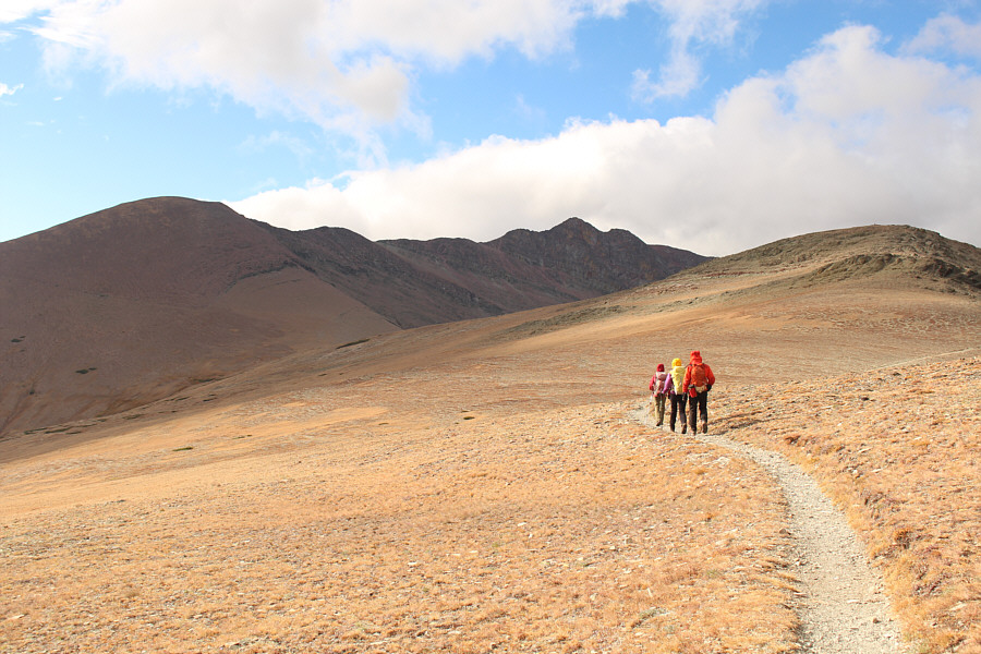 The unnamed bump deserves a name as it is higher than both Scenic Point and The Head!