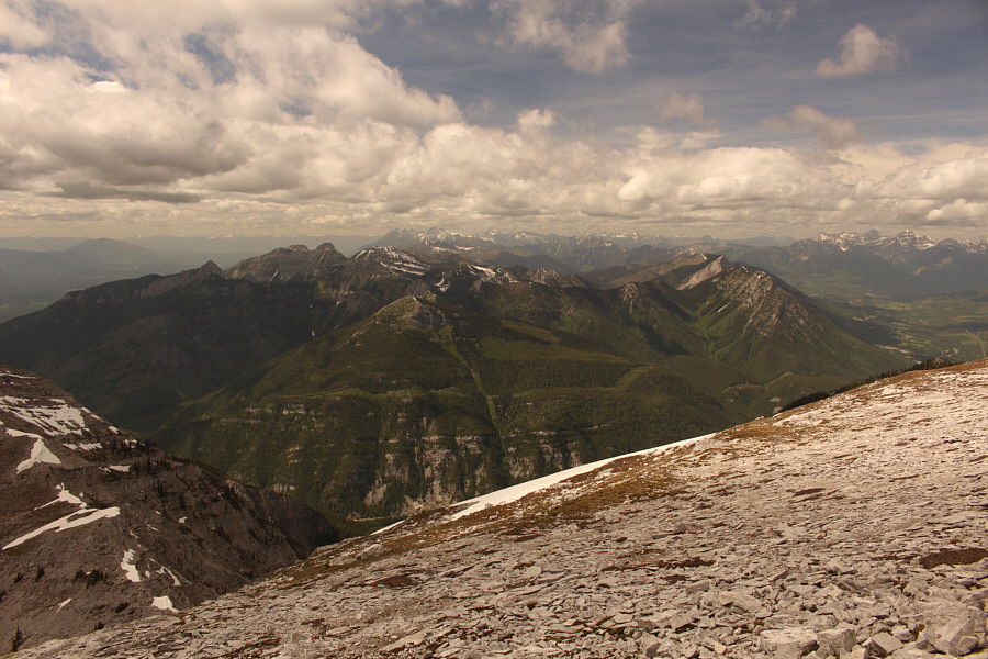 It's amazing that none of the peaks in the foreground are named!