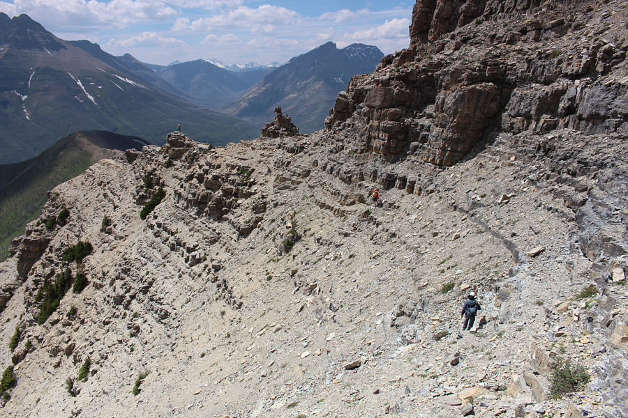 Lotsa loose shit here!