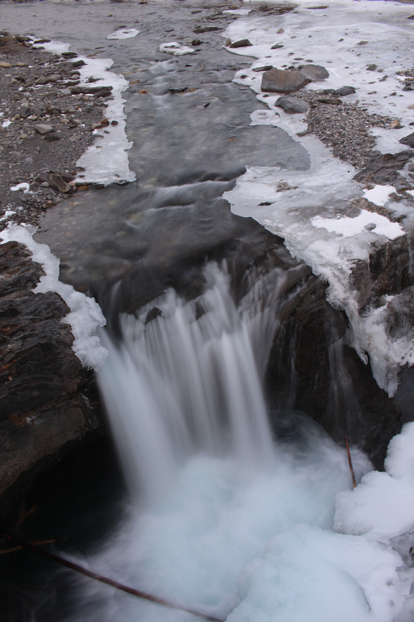 I wonder if it ever freezes completely in winter...