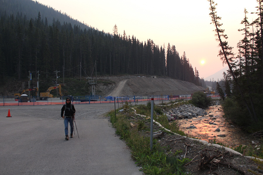 F**k whoever decided that the public had to park 800 metres away from the trailhead!