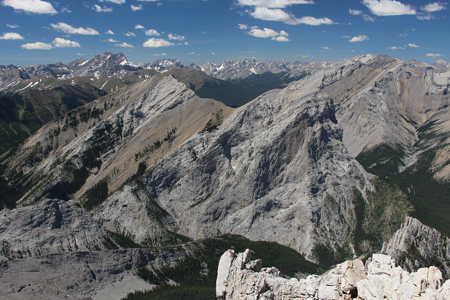 The connecting ridge between the two peaks doesn't look that straightforward...