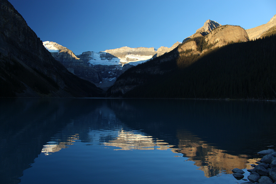 The lakeshore was already teeming with tourists!
