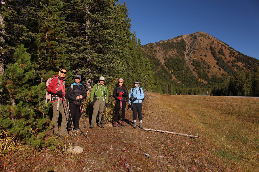 I made a big arrow with the stick at Dinah's feet.