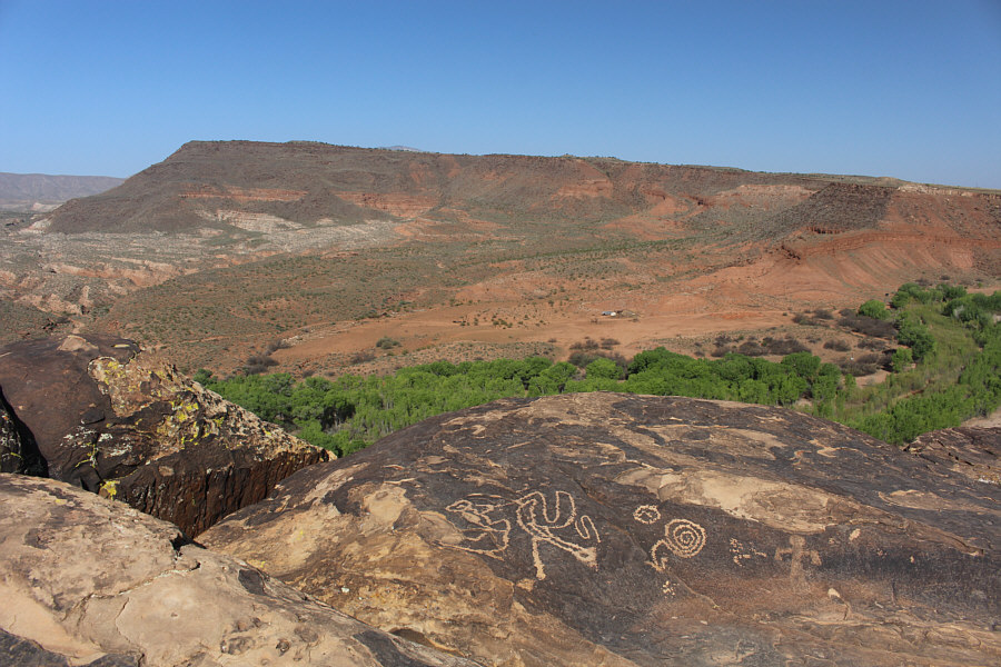 Spirals seem to be a recurring motif in many of these petroglyphs...