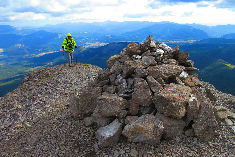 Surprisingly, there's no summit register or pink ammo box here!