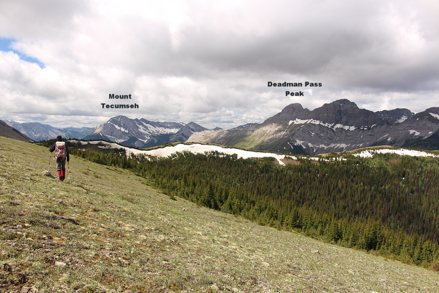 That snowy ridge in the foreground also looks like it would be good to hike...