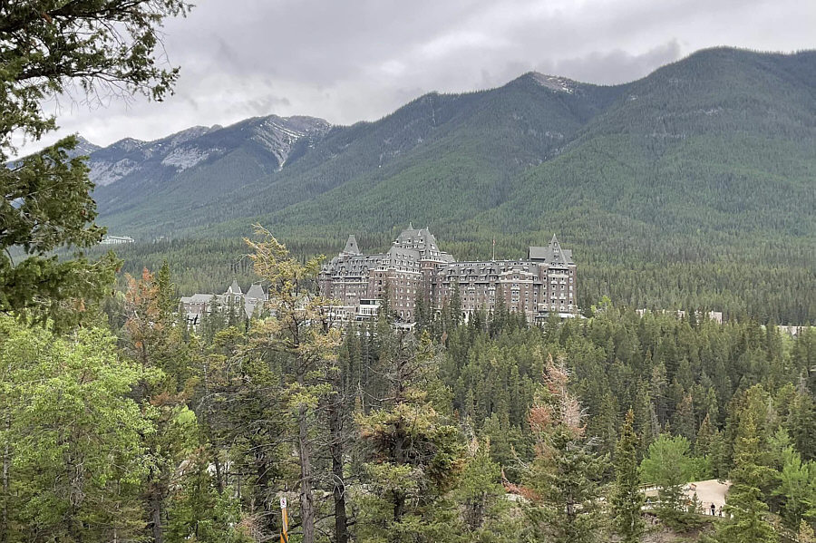 It would be surprising if you could find parking here on a weekend!