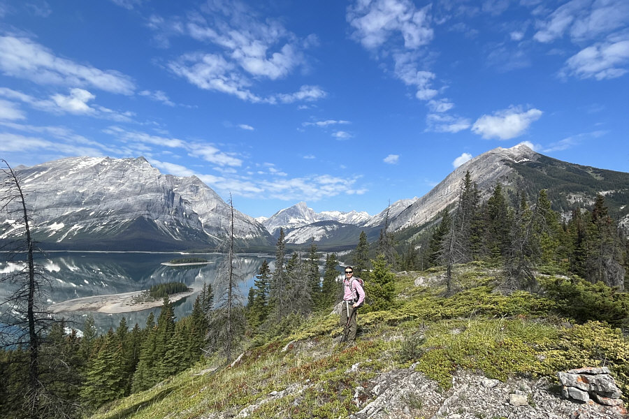 The cairn at bottom right does NOT mark the high point!
