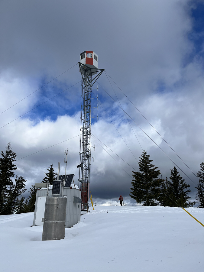 I wonder where the lookout custodian sleeps around here.