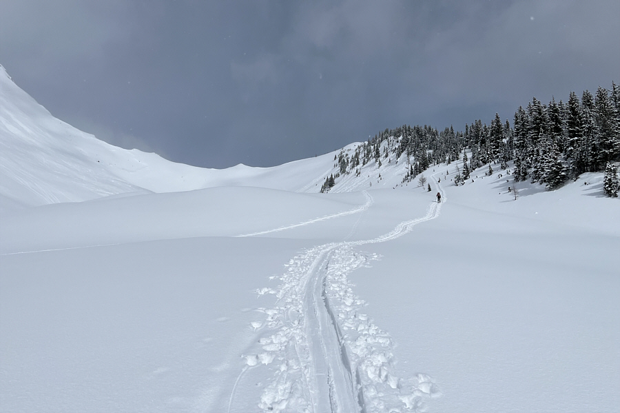 Lots of spindrift avalanches coming down the slopes at far left!