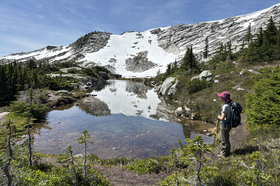 Looks like some good skiing is still possible above the tarn!